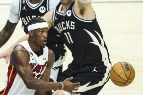 包含Ming连续十五场比赛得分超过突破纪录，雄鹿挑战极限！的词条