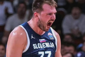  东契奇绝杀带走胜利,21岁首次季后赛已比肩传奇 