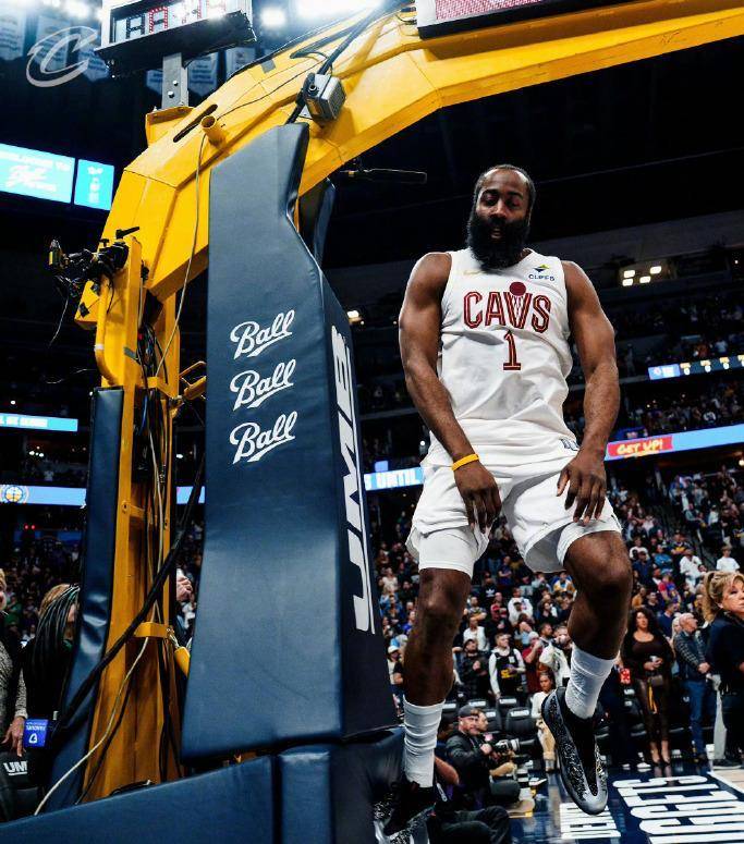 包含哈登在切尔西比赛中败北，出色防守引发热议！的词条